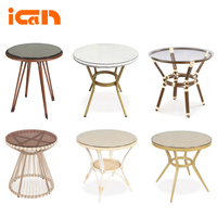 Table de salle à manger d'extérieur en rotin avec plateau en verre et pieds en métal, petite table de café tendance