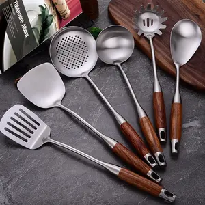 Vente en gros d'outils de cuisson en acier inoxydable 18/8 ensemble d'ustensiles de tourneur de pêche à spaghetti en métal avec manche en bois