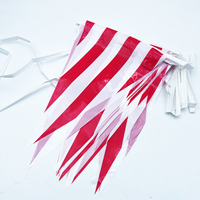 Baisida Guirlandes de drapeaux en plastique suspendus légers rouges et blancs de 30 pieds pour les célébrations d'anniversaire, les fêtes, les carnavals et les fêtes de cirque