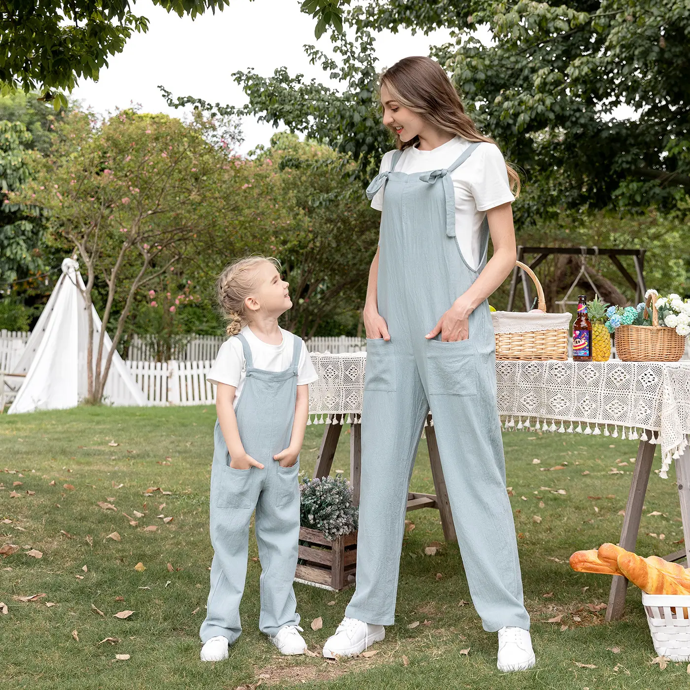 ママとミーオーバーオールデイリーライフレディースジャンプスーツファミリーベイビーガールブレースマッチング家族の服