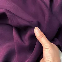Tissu en soie double georgette de qualité supérieure, disponible en plusieurs couleurs, matière confortable au toucher, idéal pour les robes et vêtements féminins, directement de l'usine.