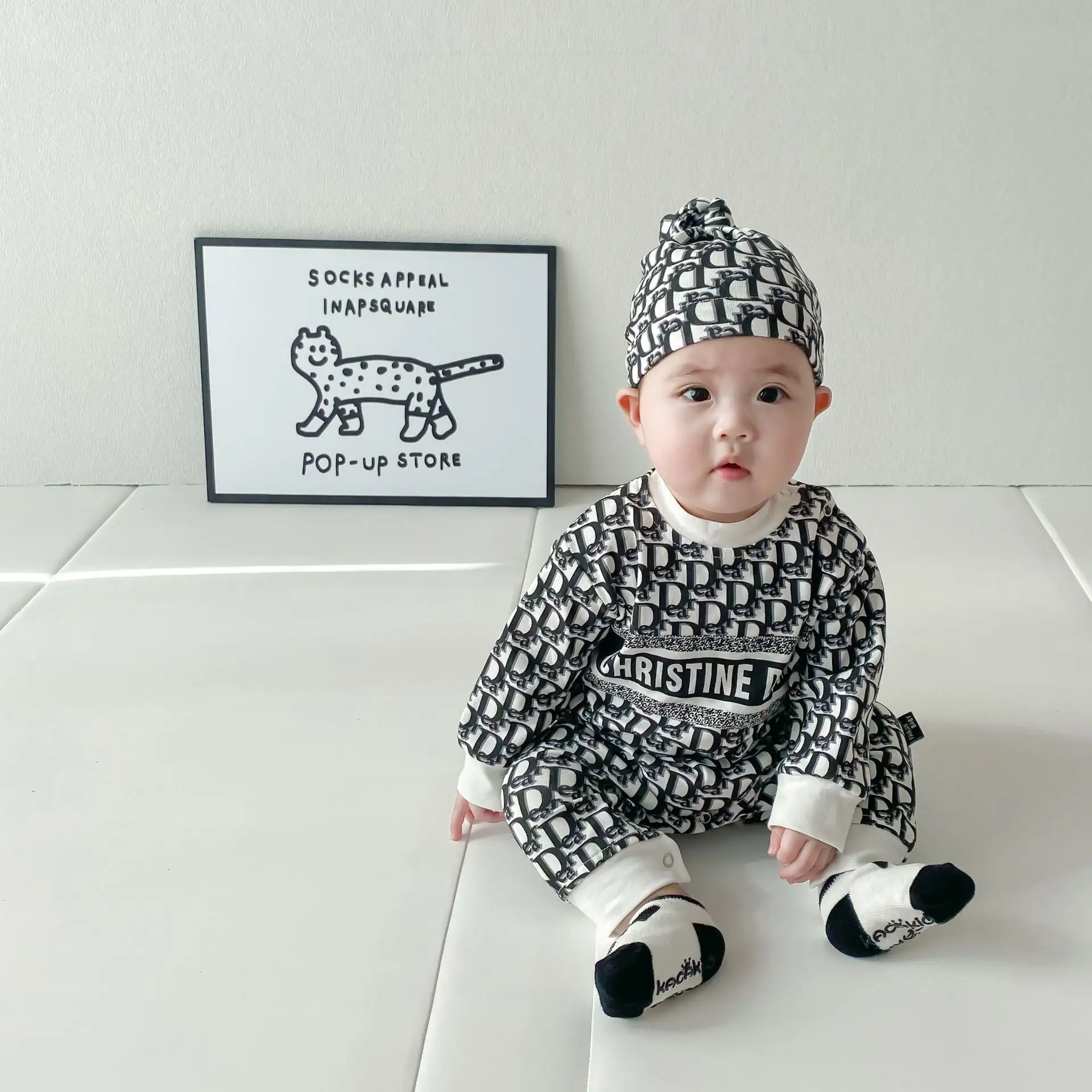 2022 ऑटम बुटीक बेबी कपड़े 100% ऑर्गेनिक कॉटन लंबी आस्तीन मुद्रित बॉडीसूट नवजात शिशु रोम्पर शिशु लड़कों के जंपसूट