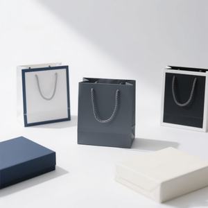 ถุงกระดาษคราฟท์รักษ์โลกแบบกำหนดเองพร้อมหูหิ้ว พิมพ์ลายเต็มใบสำหรับใส่ชุดเดรส  พร้อมโลโก้ส่วนตัว  โซลูชั่นการจัดเก็บและพกพา - Product Image 3