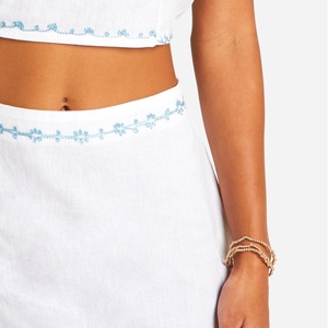 โรงงานเสื้อผ้าสตรี ชุดผ้าลินินสีขาวสั่งทำพิเศษ เสื้อคอเหลี่ยมแขนกุดพร้อมกระโปรงปักลาย ชุดสองชิ้นสำหรับสุภาพสตรี - Product Image 3