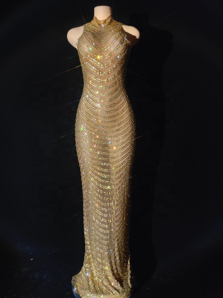 Elegant Gold Chain Dress: Sparkly Evening Gown for Weddings & Prom - Backless, Floor-Length Party Wear with Intricate Beading Elegant Gold Chain Dress: Sparkly Evening Gown for Weddings & Prom - Backless, Floor-Length Party Wear with Intricate Beading