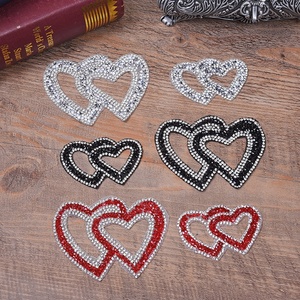 . Superbe Patch Thermocollant Cœur Double en Strass, Motif Entrelacé en Cristal, Idéal <span class=keywords><strong>pour</strong></span> <span class=keywords><strong>Cadeau</strong></span> de Saint-Valentin <span class=keywords><strong>pour</strong></span> Fille, Sœur, Vente en Gros - Product Image 1