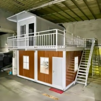 Maison conteneur préfabriquée à deux étages OEM ODM, cabane modulaire en grain de bois avec grand balcon et escalier pour usage touristique
