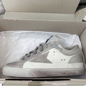 รองเท้าผ้าใบแบรนด์ดีไซเนอร์ หนังแท้ ลายพราง สีขาว ขนห่าน กันลื่น สวมใส่สบาย ดีไซน์สีทอง ลุคสกปรกๆ สไตล์ลำลอง - Product Image 4