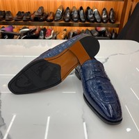 Chaussures habillées pour hommes sur mesure en cuir pleine fleur style mocassins avec motif gaufré respirant