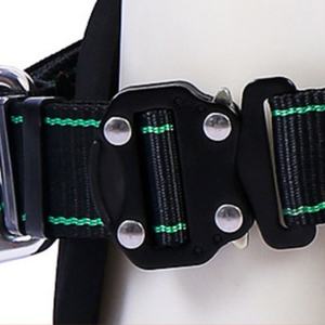ชุดสายรัดนิรภัยแบบเต็มตัว 5 จุด สำหรับงานบนที่สูง สีดำ มีเส้นสีเขียวด้านข้าง ทำจากโพลีเอสเตอร์ ป้องกันการตก - Product Image 3