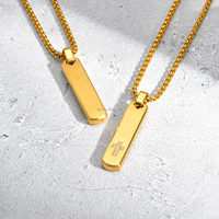 Vente de gros Collier personnalisé pour homme en acier inoxydable brossé avec nom gravé Croix en zircon Collier avec pendentif personnalisé en forme de barre rectangulaire