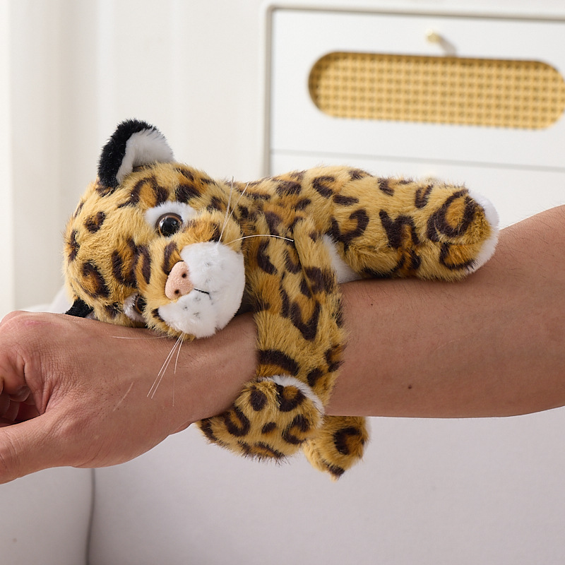 sentado leopardo amarillo solo broche