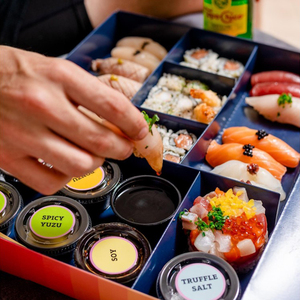 2025 gros jetable personnalisé enduit papier Sushi boîte emballage alimentaire diviseur pour emporter mat stratification gaufrage impression - Product Image 5