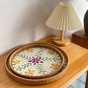 Panier à fruits en rotin fait à la main, plateau de service rond tissé avec décoration de coquillages colorés pour table de salon - Product Image 2