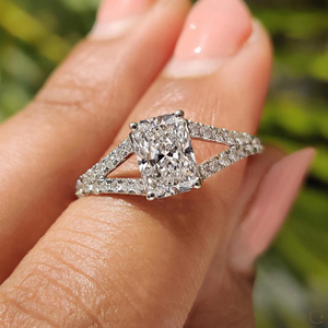 Bague de fiançailles unique en diamant de laboratoire avec une esthétique minimaliste pour les femmes élégantes et les futures mariées d'Inde - Product Image 1