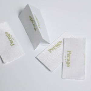 Vente en gros Étiquette en tissu satiné imprimé avec logo personnalisé et support à repasser pour les fabricants de t-shirts - Product Image 1