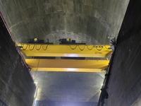 Mécanisme de levage par pont roulant à double poutre de 50 tonnes pour la logistique d'entrepôt et l'élévation de charges lourdes en grandes ateliers
