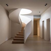 Escalier moderne incurvé en bout Structure en bois et acier avec rail en verre design pour maisons duplex à usage intérieur Aménagements ouverts
