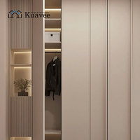Armoire sur mesure en bois massif pour toute la maison, avec cloisons de rangement ajustables, spacieuse, idéale pour la décoration de la chambre principale d'une villa