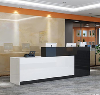 Comptoir de réception de bureau en placage pour hall commercial – Fabrication sur mesure