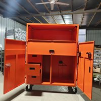 Armoire à sellerie en acier avec roues et pieds pour équipement équestre