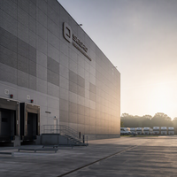 Panneau de mur-rideau en aluminium PVDF ignifuge, revêtement extérieur métallique durable, tôle d'aluminium perforée découpée au laser pour supermarché