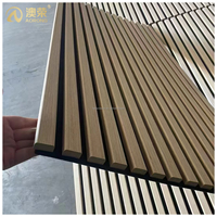 Panneaux muraux acoustiques en bois à lamelles en noyer naturel E0 MDF et PET écologiques Panneaux muraux en bois à lamelles acoustiques pour la décoration intérieure