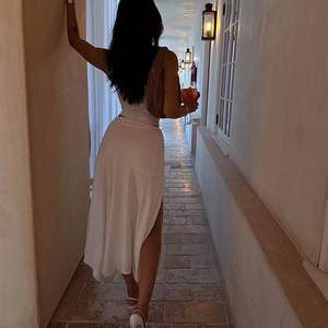 Ensemble 2 pièces personnalisé pour femme 2026 : Haut sans manches à épaules dénudées et jupe midi fendue en mousseline moulante – Tenue de vacances Printemps-Été - Product Image 1