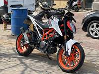 Moto de rue nue à essence monocylindre refroidie par eau KTM1 390 Duke 390cc d'occasion