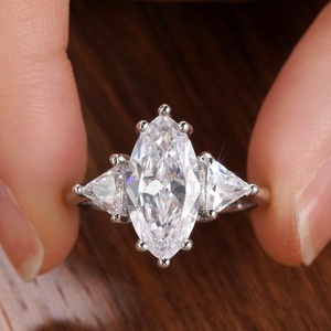 Anello Triangolare Futuristico Marquise per Donne, Gioiello da Dito Geometrico e Audace - Product Image 4