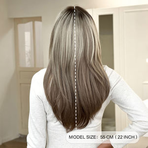 Pelucas de Cabello Sintético de 22 Pulgadas, Color Castaño Claro a Gris Plateado, con Capas Medias y Flequillo, Resistentes al Calor, Fibra Natural Mate - Product Image 4