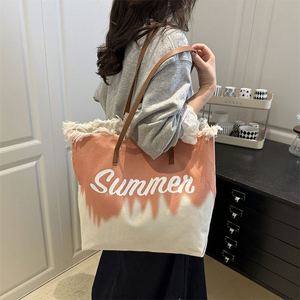 Sac fourre-tout en toile grande capacité pour femme, couleur dégradée, avec pompons, idéal pour la plage, le shopping et les voyages, avec lettres brodées - Product Image 2