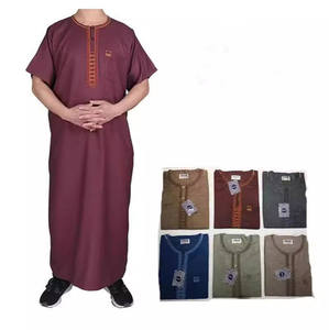 Túnica Haya 2025 Marrón de Manga Corta con Cuello y Bolsillo, Ropa Islámica para Hombre, Túnica Larga Elegante y Modesta - Product Image 2