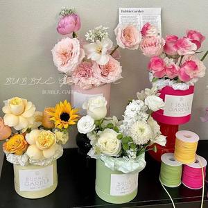 Scatola Rotonda Premium Semplice a Tubo Cilindrico in Carta Kraft con Stampa e Manico per Confezione Regalo di Rose e Fiori - Product Image 6