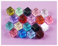 Enfants objets miniatures transparent coloré 3d en forme de mini en vrac résine glaçon charme jouets promotionnels figure fabricant