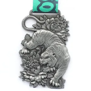 Médaille de sport de course en métal tigre 3D de conception OEM avec ruban