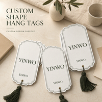 Étiquettes suspendues YINWO de forme personnalisée, impression de logo personnalisée, œillet à pompon, OEM ODM