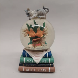 Estilo occidental juega <span class=keywords><strong>Alley</strong></span> Cat dos peces cuatro libros globo de nieve caja de música decoración de escritorio resina hecha a mano adorno para el hogar - Product Image 1