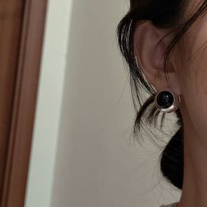 ต่างหูชุบเงินสเตอร์ลิงสำหรับผู้หญิงแบบย้อนยุคสไตล์เกาหลีดีไซน์เฉพาะกลุ่มสีดำ S925ทันสมัยเรียบง่าย - Product Image 3