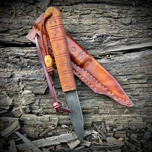 Cuchillo vikingo hecho a mano con hoja de acero al carbono, mango de madera artesanal grabado, funda de cuero con símbolos solares o signos del sol. - Product Image 1