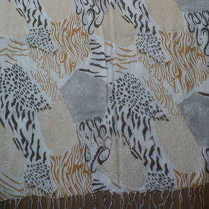 Bufandas y chales tradicionales con estampado de animales para invierno - Product Image 1