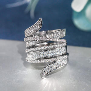 Anello a strati con nastro per donna, gioiello da dito geometrico di lusso alla moda - Product Image 6