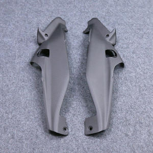 Paneles laterales inferiores traseros de fibra de carbono seca 3K para Ducati Hypermotard 950 SP RVE 2019-2025 - Product Image 3