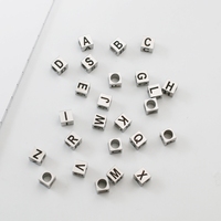 7*7mm acier inoxydable 26 lettre anglaise carré tridimensionnel perforé accessoires bracelet à breloques collier bijoux