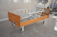 Prix d'usine Lit en bois médical manuel 2 fonctions 2 lits d'hôpital de soins à domicile à manivelle avec roulettes muettes et support de perfusion