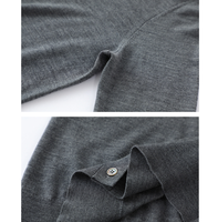 Feingestrickter Damen-Cardigan aus feiner Merinowolle und Baumwolle in Grau, elegant, klassisch, dünn, lässig, Rundhalsausschnitt, schmal geschnitten, bequem.