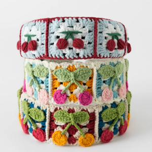 Diadema ancha de lana tejida a crochet con forma de cereza, colorida, hecha a mano, accesorio para el cabello. - Product Image 5