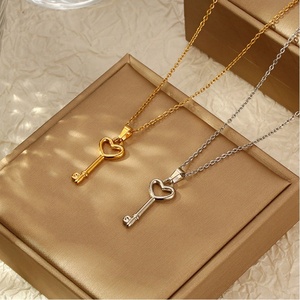 Collier pendentif clé vintage de luxe léger en acier inoxydable doré 14 carats, couleur claire, inaltérable, pour homme et femme - Product Image 1