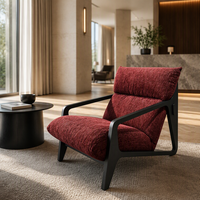 Fauteuil bas sculptural en bois de frêne massif noir mat, avec revêtement en chenille texturée bordeaux, pour l'hôtellerie haut de gamme et les entreprises