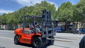 Chariot élévateur diesel Heli de 8 tonnes avec moteur, boîte de vitesses et pompe – Puissant et économe en carburant pour un prix réduit - Product Image 4